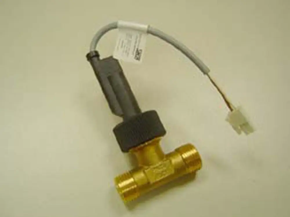Strömungsschalter von Remeha mit Metallgehäuse, zwei anschlussseitigen Gewinden und einem elektrischen Anschluss. Geeignet für Rohrleitungen im Wasserbereich.